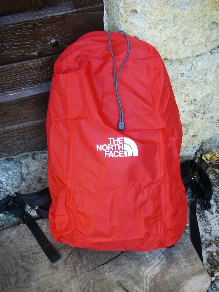 La housse de pluie est indépendante du sac et se range dans une poche au fond du sac.