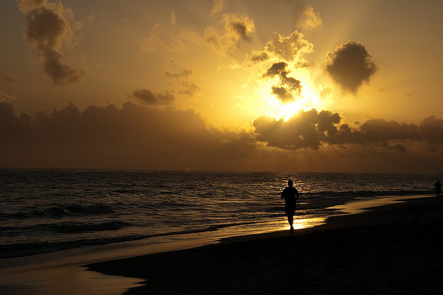 Courir a l'aube permet d'éviter la chaleur, et de profiter d'une lumière particulière... une bonne motivation pour se lever ! (crédit photo : Robbie)