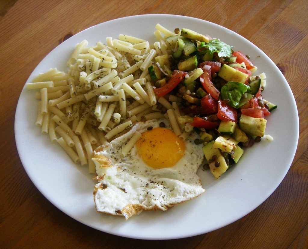 Le repas post-sortie, rien d'extraordinaire : des pâtes pour les glucides, un œuf pour les protéines, et des crudités parce que c'est de saison !