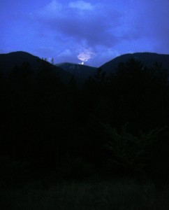 Le Mont Ventoux vu d'en bas, avant le départ, à l'aube. On devine la lune cachée par les nuages.