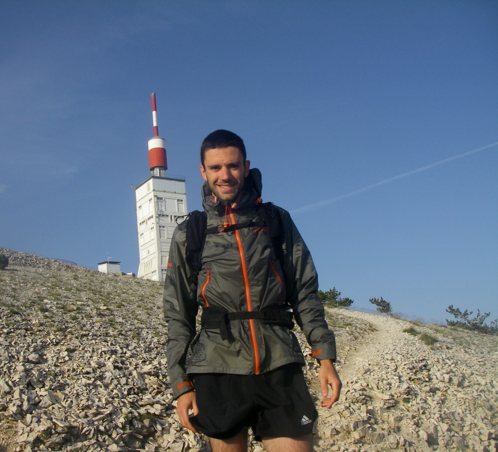 En commençant la descente, j'essaie de me prendre avec la tour mythique du Mont Ventoux. Le vent souffle, je supporte largement la veste !