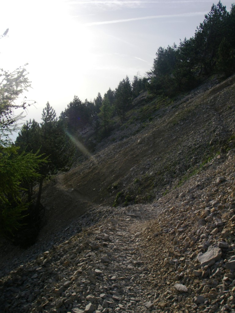 Le sentier devient de plus en plus caillouteux, à mesure que l'on monte.